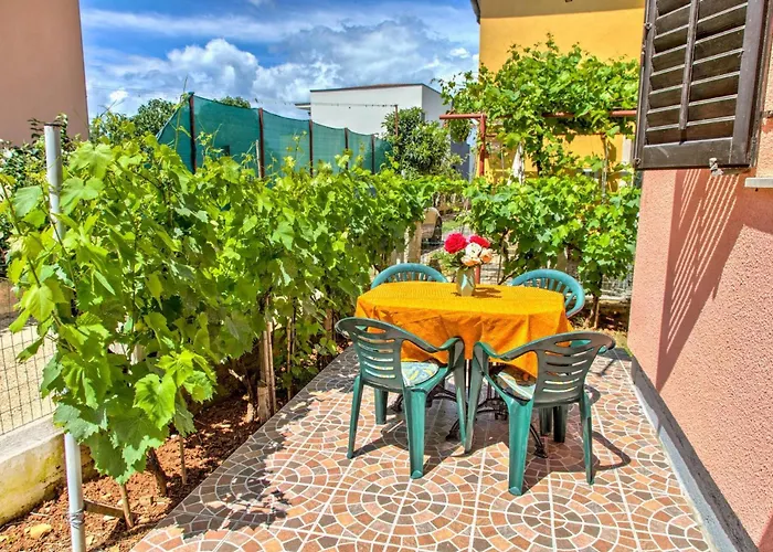 Дом отдыха Nicely Decorated House Katarina By The Sea